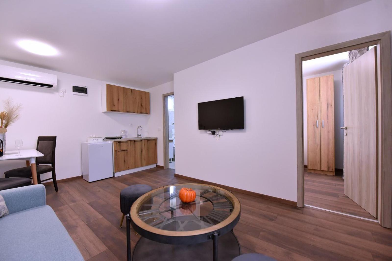 Airport Apartments Tri Hrasta Podgorica Exterior photo